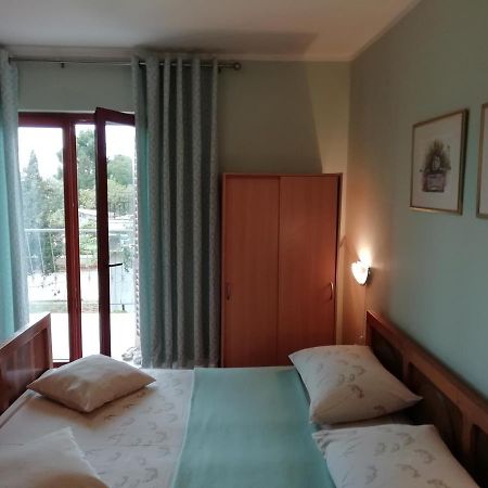 Near Beach - Apartments Marica Ровинь Экстерьер фото